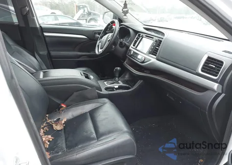 2018 Toyota Highlander Xle z USA, uszkodzony, nr VIN 5TDJZRFH3JS556538